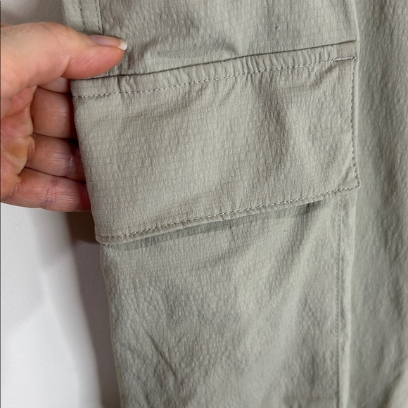 Athleta Trekkie Utility Cargo Pant Ecru Size 4 - Picture 8 of 16